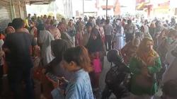 Resah, Ratusan Nasabah Geruduk Kantor Bank Cirebon Usai Izin Usaha Dicabut OJK<