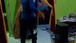 Ngeri! Dengar Suara Berdesis, Warga Metro Panik Ternyata Kobra Sembunyi di Bawah Ranjang<