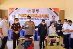 Polda Kaltara Ungkap Penyelundupan 55 Ballpress Pakaian Bekas Impor Ilegal<