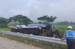 Kecelakaan Bus di Tol Ngawi-Solo, Pramugari Tewas dan 33 Orang Luka<