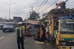 Kecelakaan Mobil Pikap Terguling di Sidoarjo, Jalur Surabaya-Mojokerto Macet hingga 2 Jam<