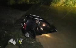 Dramatis Evakuasi Sopir Mobil Terseret Banjir hingga Masuk Sungai di Semarang<