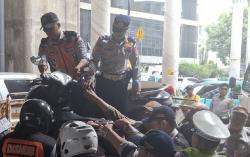 Parkir Liar di ITC Cipulir Jaksel Ditertibkan, 14 Motor Diangkut Petugas