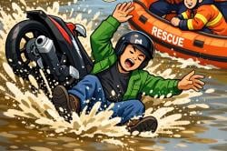 Apes! Rem Nggak Pakem, Pemotor Berakhir Nyemplung ke Kali Ciliwung