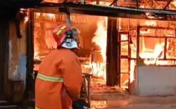 Kebakaran 4 Warung Makan di Simpang Tugu Polwan Bukittinggi, 3 Orang Luka-luka<