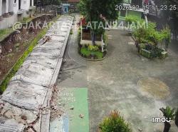 Viral Tembok 5 Meter Ambruk Timpa Halaman SMPN 182 Jakarta