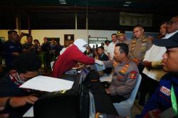 Momen Kapolri Donorkan Darah saat Peringatan HUT ke-53 KSPSI