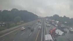 Truk Bermuatan Pipa Terguling di Tol Jakarta–Cikampek, Muatan Berserakan di Jalan<