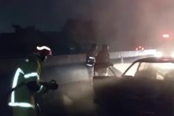 Geger! Mobil Sedan Terbakar di Tol Surabaya-Gresik, Diduga akibat Korsleting Listrik<