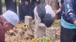 Isak Tangis Warnai Pemakaman Pasutri dan Anaknya Korban Kecelakaan Maut di Karawang<