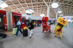 Aksi Dua Barongsai Hibur Penumpang Kereta Cepat Whoosh