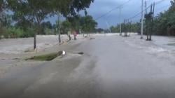 Banjir Rendam Jalan Grobogan-Semarang Belum Surut, Puluhan Kendaraan Terjebak Belasan Jam<