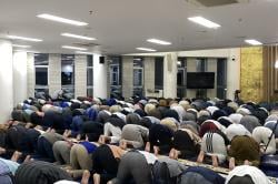 Warga Muhammadiyah Salat Tarawih Perdana Malam Ini, Masjid Dipenuhi Jemaah