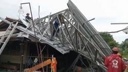 Atap Parkiran di Klaten Roboh Diterjang Angin Kencang, 3 Orang Luka 20 Kendaraan Rusak<