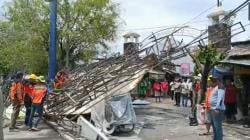 Baliho Besar Roboh Timpa Becak dan Warung di Semarang<