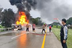 Kebakaran Truk Tangki Pengangkut Tiner di Tol Cipali, Lalu Lintas Macet 7 Kilometer<