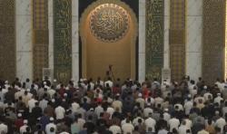 Hujan Tak Surutkan Ribuan Jemaah Salat Tarawih Perdana di Masjid Al Akbar Surabaya<