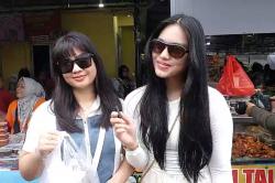 Berburu Takjil Favorit, 2 Perempuan Ini Sengaja Jalan Kaki Cukup Jauh ke Benhil