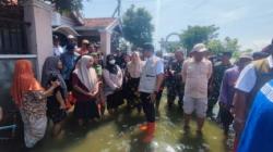Debit Banjir Kembali Naik, Warga Lamongan Kekurangan Bantuan<