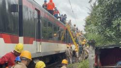 Petugas Berjibaku Evakuasi Kereta Bandara usai Tertemper Truk di Poris Tangerang