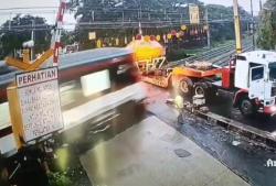 Ngeri! Begini Detik-Detik Kereta Bandara Tabrak Truk di Poris Tangerang