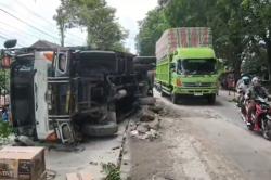 Kecelakaan Truk Terguling di Jalur Pantura Kendal, Diduga Sopir Alami Microsleep<