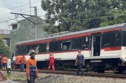 KA Bandara Tabrak Truk di Tangerang, KAI Ingatkan Pengendara Disiplin Melintas di Rel