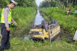 Kecelakaan Tunggal di Kulonprogo, Truk Masuk Sungai usai Terguling di Tikungan<