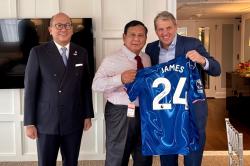 Momen Prabowo Bertemu Pemilik Chelsea di AS, Dapat Jersey Reece James