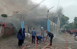 Gudang Tiner dan Ekspedisi di Kendal Ludes Terbakar, Pekerja Luka Bakar Terjebak Api<