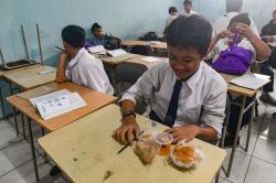 Ekspresi Anak-Anak Dapat MBG saat Puasa Ramadan