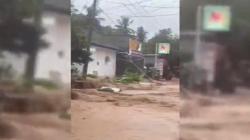 Banjir Terjang Permukiman di Kuta Mandalika, Tembok Rumah Roboh dan Kendaraan Hanyut<