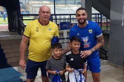 Viral Pungut Sampah di GBLA, Dua Kakak Beradik Diundang Latihan Persib Bandung