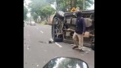 6 Kendaraan Tabrakan Beruntun di Jalan Raya Darmo Surabaya, Toyota Vellfire Terguling<