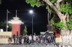 Demo Mahasiswa Protes Dugaan Kekerasan Aparat Ricuh, Massa Jebol Pagar Polda DIY<