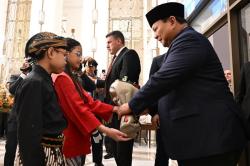 Momen Prabowo Diberi Bunga oleh Anak Diaspora Indonesia di Yordania