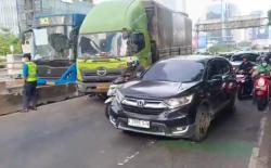 Kecelakaan Truk Tabrak Separator Busway di Gatot Subroto, Lalu Lintas Tersendat