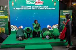 Momen Lima Mitra Pengemudi Grab Sujud Syukur Usai Diberikan Kejutan Umrah