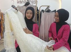 Tren Busana Lebaran 2026, Gamis Bini Orang di Cirebon Ludes Diborong Emak-Emak<