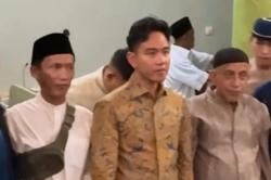 Momen Wapres Gibran Salat Tarawih di Senen Jakpus, Berbaur dengan Warga