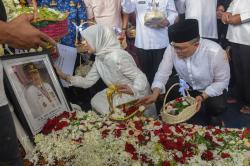 Ratusan Pelayat Hadiri Pemakaman Mantan Gubernur Sumsel Alex Noerdin