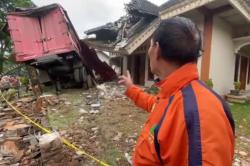 Kecelakaan Truk Tronton Tabrak 3 Rumah di Magelang, Sopir Tewas Terjepit<