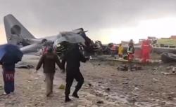 Pesawat Militer Bolivia Bawa Uang Kertas Jatuh di Jalanan Padat, Warga Berebut Uang Berserakan