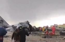 Pesawat Militer Bolivia Bawa Uang Kertas Jatuh di Jalanan Padat, Timpa Banyak Kendaraan