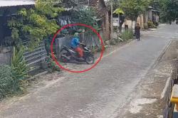 Viral! Badut Pengamen Terekam CCTV Curi Motor Warga di Lamongan<