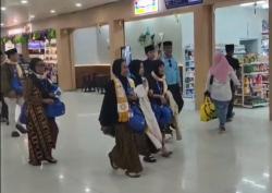 Tiba di Bandara Juanda, Begini Cerita Pedagang Tempe Pulang Umrah di Tengah Perang AS vs Iran<