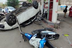 Kecelakaan Mobil Terguling di SPBU Sragen, 6 Orang Dilarikan ke RS<