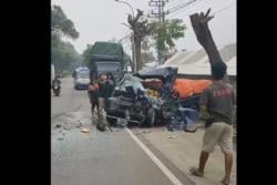 Kecelakaan Maut Pikap Adu Banteng dengan Tronton di Situbondo, 1 Tewas Terjepit<
