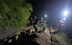 Potret  Prajurit TNI Bantu Pengecoran Jalan hingga Malam Hari di Desa Somagede