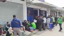 Calon Pemudik Serbu Program Angkutan Motor Gratis di Stasiun Kiaracondong Bandung<